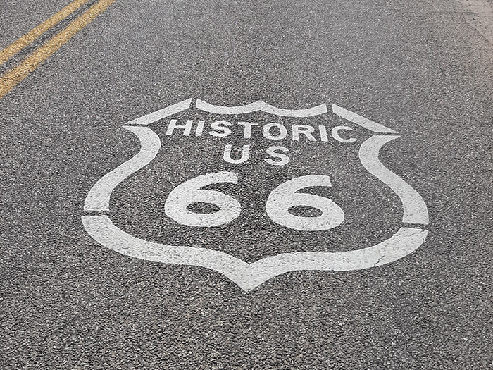 Route 66 logo op de weg